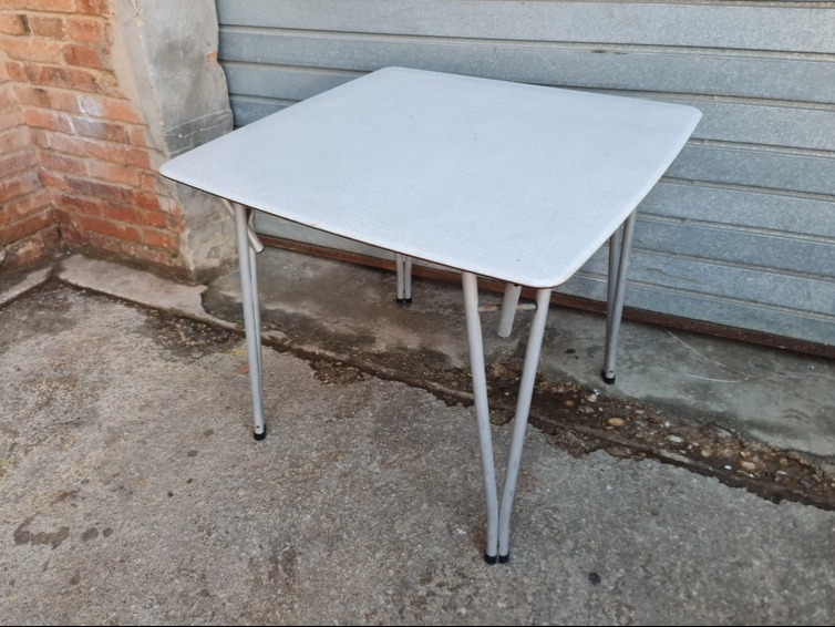 mesita auxiliar 4 patas metal formica blanca 1u